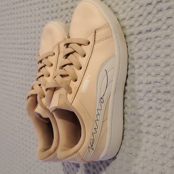 𝅺Girl's Gently Used Light Pink Pumas Size 2C (#3) - Picture 3 of 6